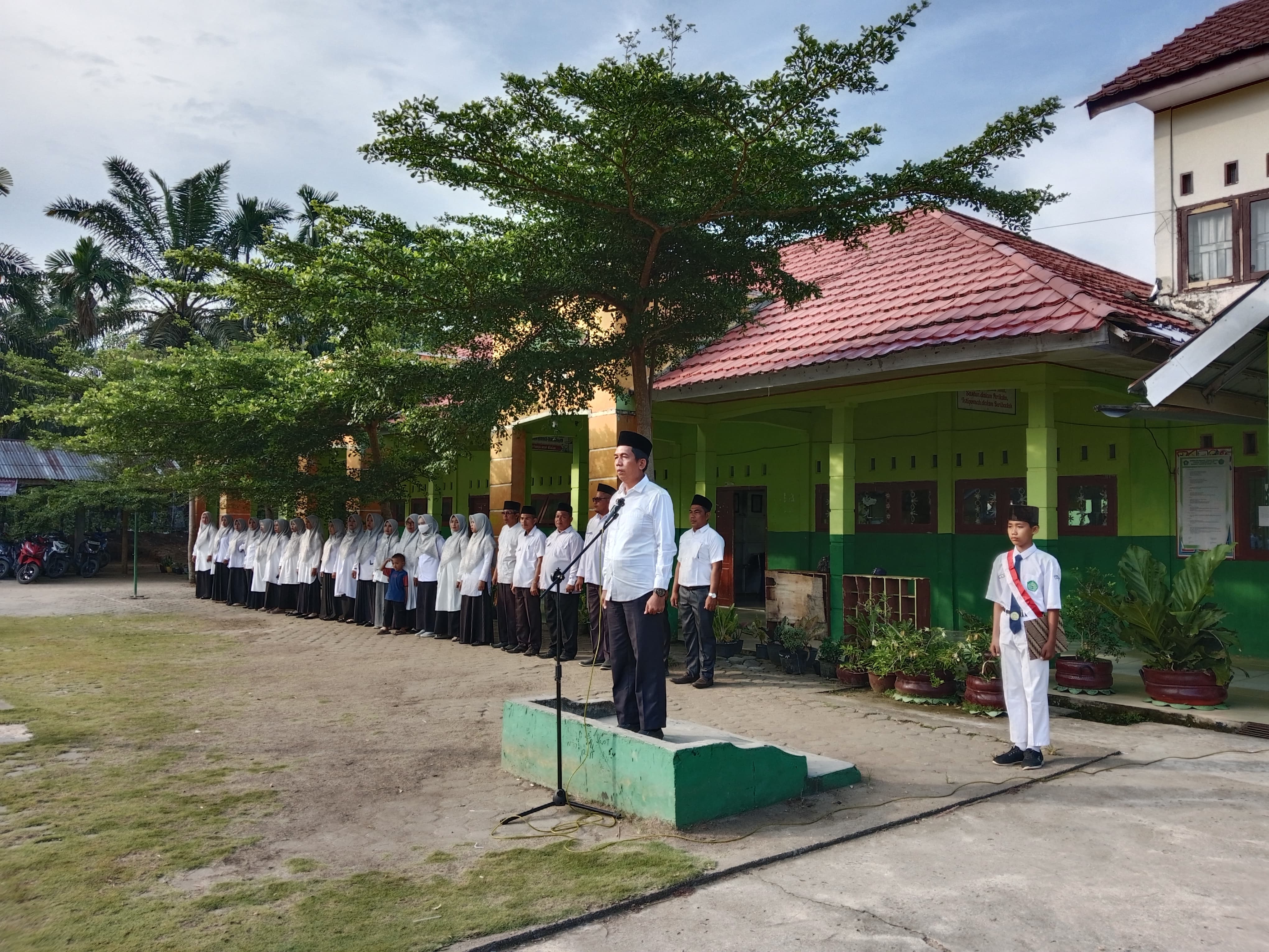 MTsN 6 Tebo Meriahkan Sumpah Pemuda, Kepala Madrasah Ajak Siswa Tunjukkan Semangat Baru!