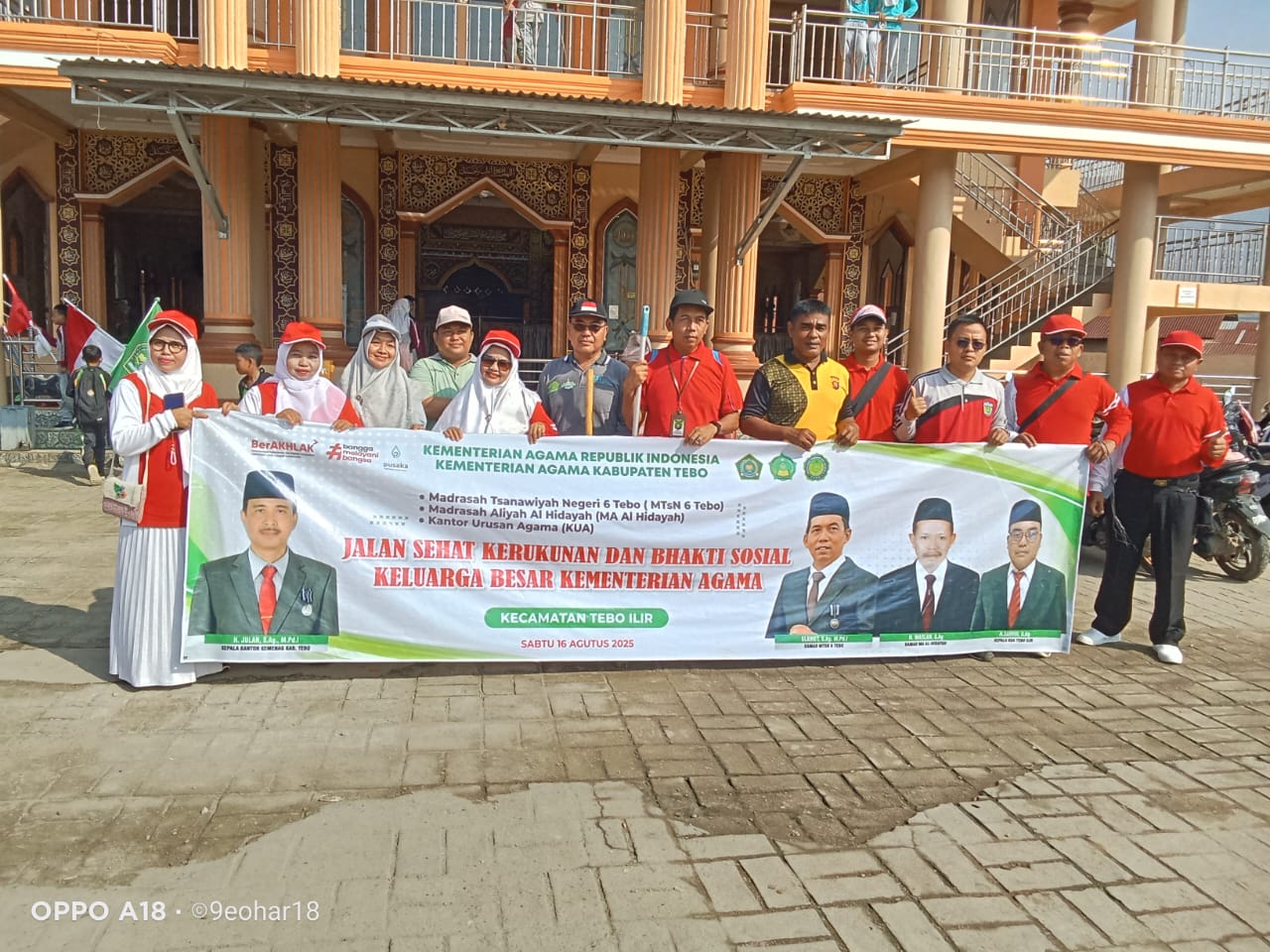 Semarak Jalan Sehat Kerukunan, MTsN 6 Tebo Bersama KUA Tebo Ilir dan MA Al-Hidayah Tunjukkan Kekompakan