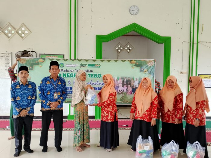 Wujud Kepedulian Sosial, MTsN 6 Tebo Salurkan 126 Paket Dhuafa dan Santuni 24 Anak Yatim/Piatu