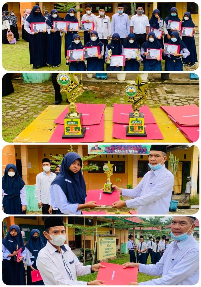 Kepala MTsN 6 Tebo Menyerahkan Piagam Penghargaan untuk peserta GEM 2022