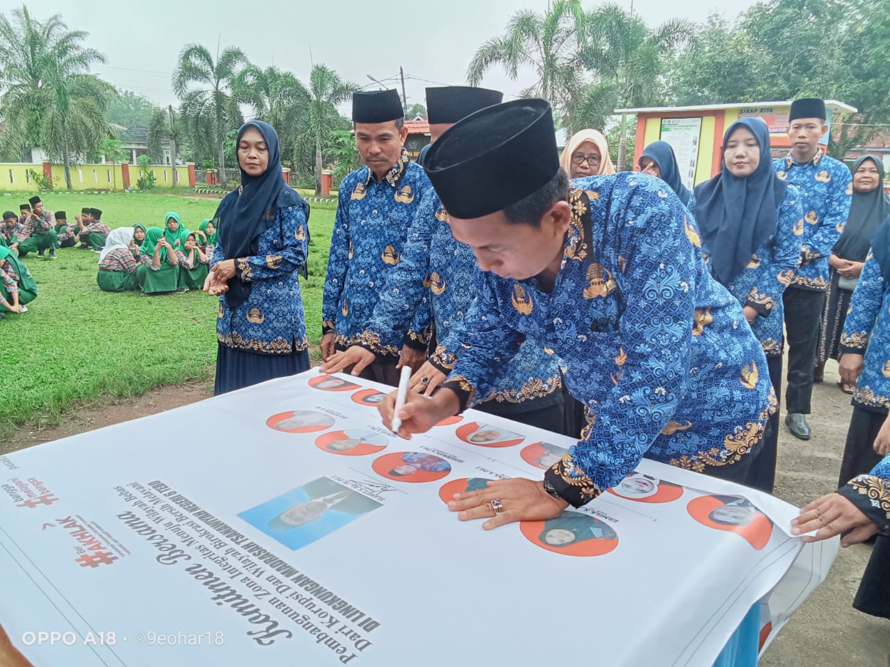 Semangat Baru! Penandatanganan Komitmen Bersama di MTs Negeri 6 Tebo untuk Tahun 2025