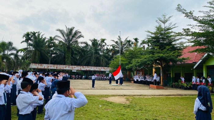 Kunci Sukses: Disiplin, Doa, dan Usaha Pesan Pembina Upacara di MTsN 6 Tebo