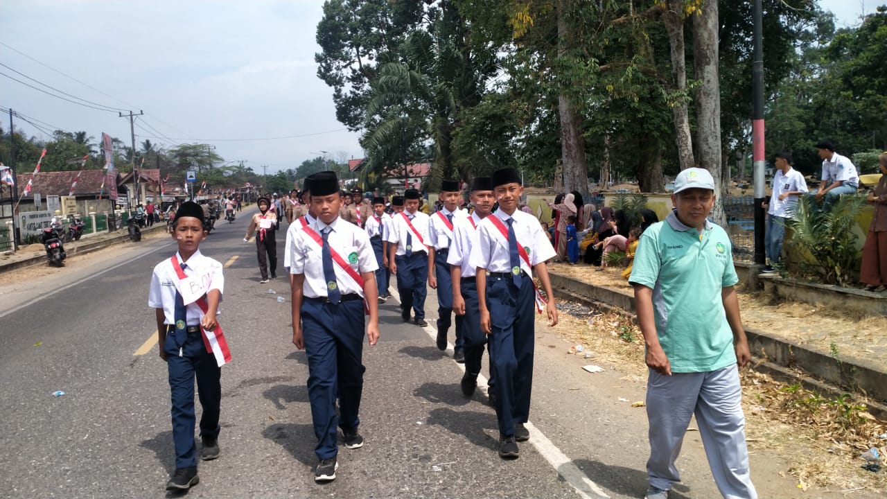 Inilah Alasan Mengejutkan MTSN 6 Tebo Turunkan 4 Regu Gerak Jalan di HUT RI ke-79!