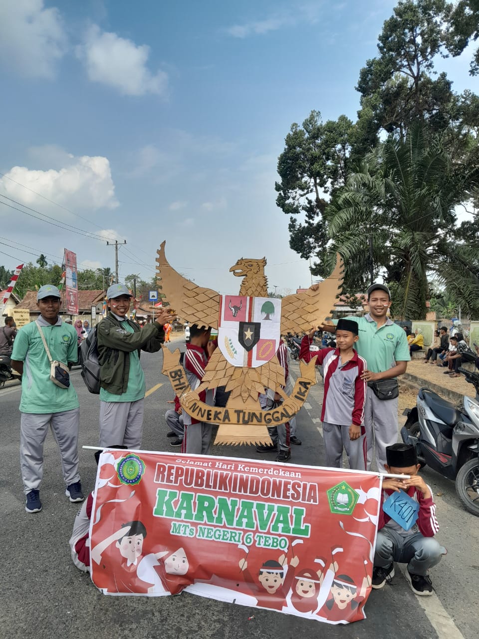 UNIK! Garuda Kreasi Siswa MTsN 6 Tebo Curi Perhatian Ratusan Mata!