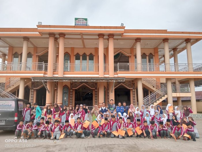 Gerakan Geber BBM MTsN 6 Tebo, Ratusan Siswa Turun Bersih-Bersih Masjid