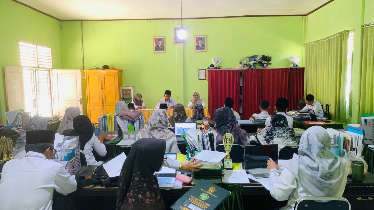 Evaluasi Menyeluruh Jadi Sorotan dalam Rapat Kenaikan Kelas yang Dipimpin Kepala Madrasah