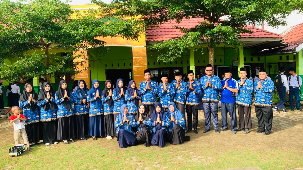 **Disiplin Itu Keren! MTs Negeri 6 Tebo Tunjukkan di Upacara Hari Ini**