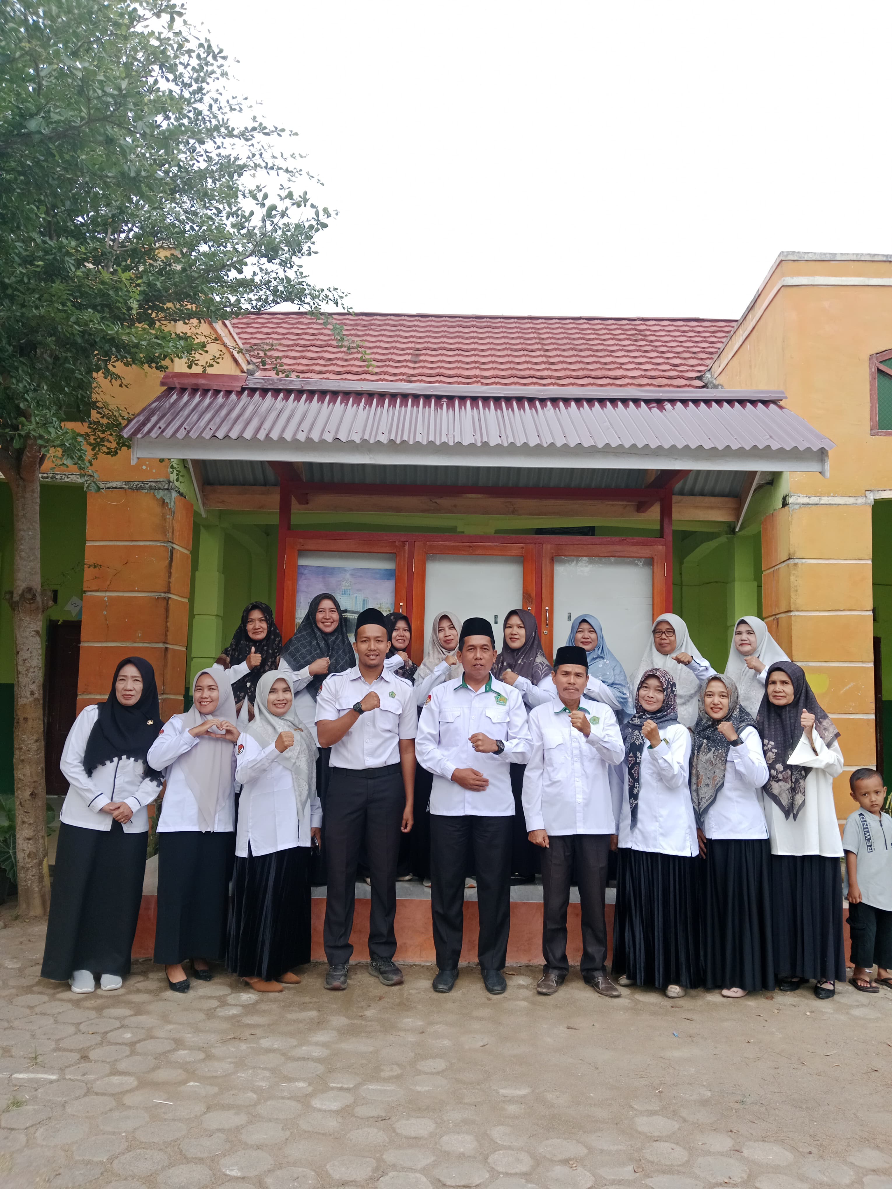 Keluarga Besar MTsN 6 Tebo Terima Guru Mutasi dengan Penuh Kehangatan dan Harapan Baru