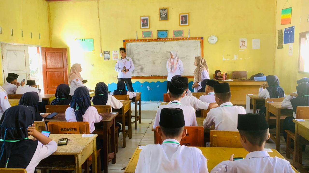 Kepala Madrasah MTsN 6 Tebo Buka Ujian Sumatif dan Lakukan Pemantauan Lapangan
