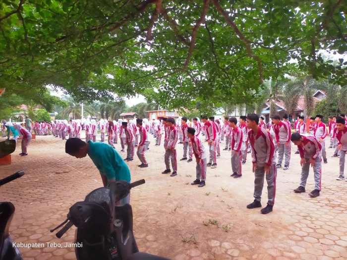 Madrasah Bugar, Prestasi Unggul: Senam Pagi Jadi Tradisi MTsN 6 Tebo