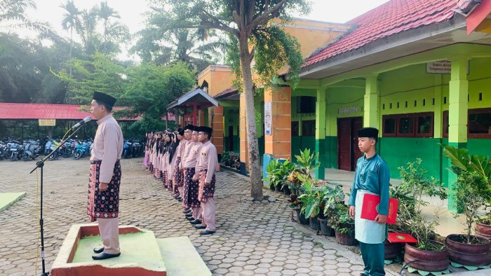 Dibalut Nilai Budaya dan Disiplin, Upacara HUT Provinsi Jambi ke-69 di MTsN 6 Tebo Berlangsung Meriah