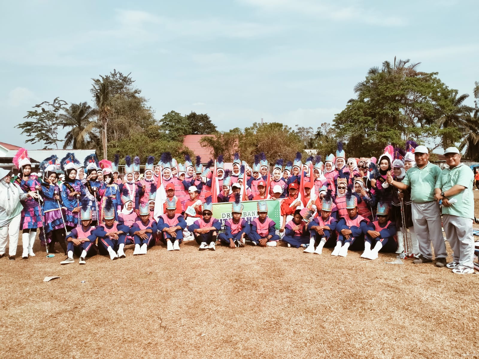 Meriahkan HUT RI, Drumband MTsN 6 Tebo Sajikan Pertunjukan Spektakuler