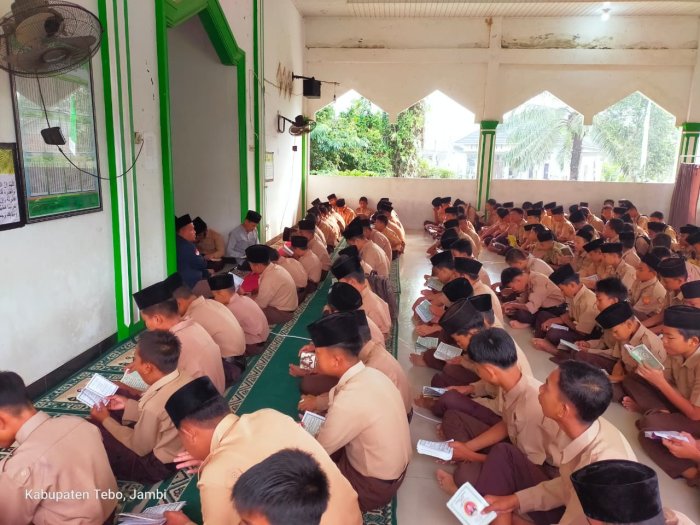 Merajut Keberkahan: Yasinan Rutin Jum'at di MTsN 6 Tebo
