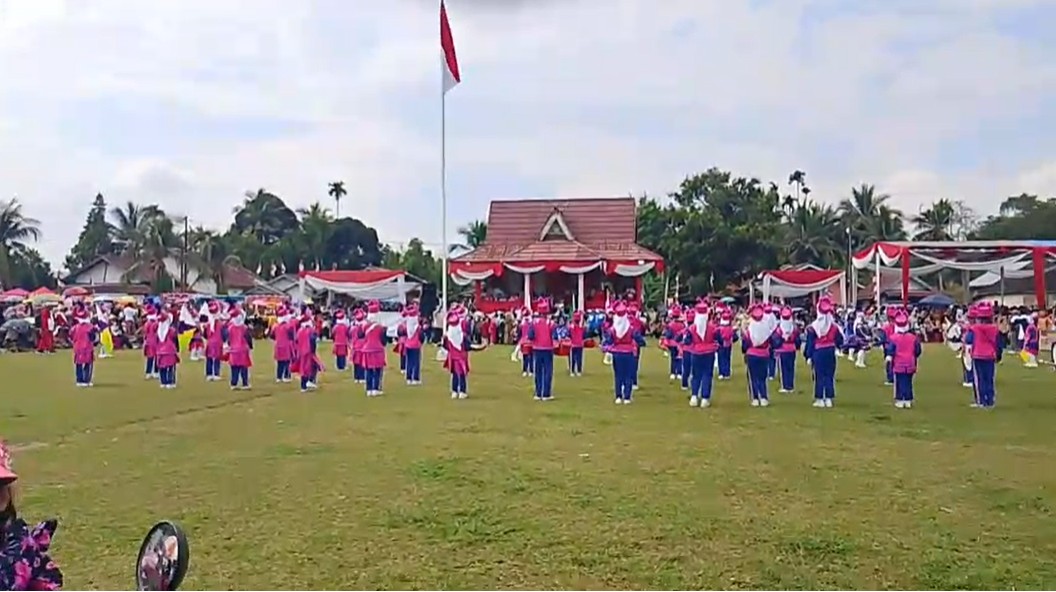 Penuh Antusias, MTsN 6 Tebo Ramaikan Pawai Pembangunan Kecamatan Tebo Ilir