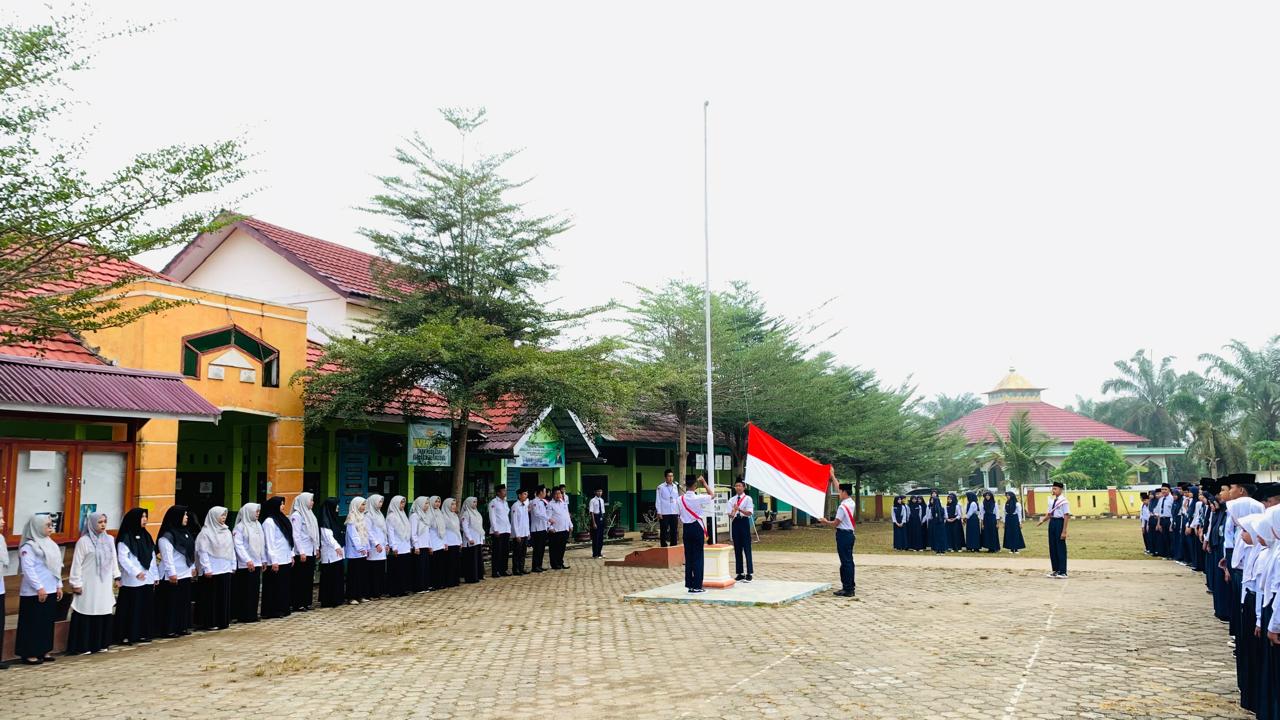 Semangat Baru Usai Libur, MTsN 6 Tebo Gelar Upacara Hari Pertama Masuk Sekolah