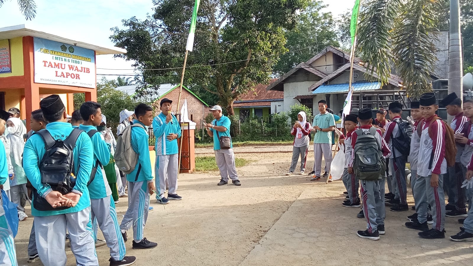 Momen Menyambut HAB Ke-79: Jalan Santai dan Bakti Sosial MTs Negeri 6 Tebo Penuh Kejutan