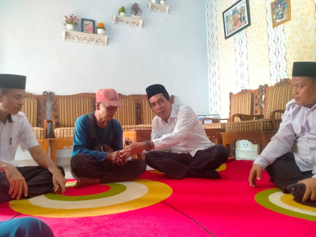 Didampingi Tim Humas, Kepala Madrasah Berikan Dukungan Moril kepada Korban Kebakaran di Sungai Bengkal