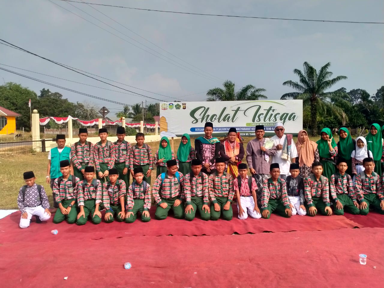 Kenapa 40 Siswa MTsN 6 Tebo Pilih Sholat Istisqa di Halaman Mapolsek Tebo Ilir? Ini Ceritanya!