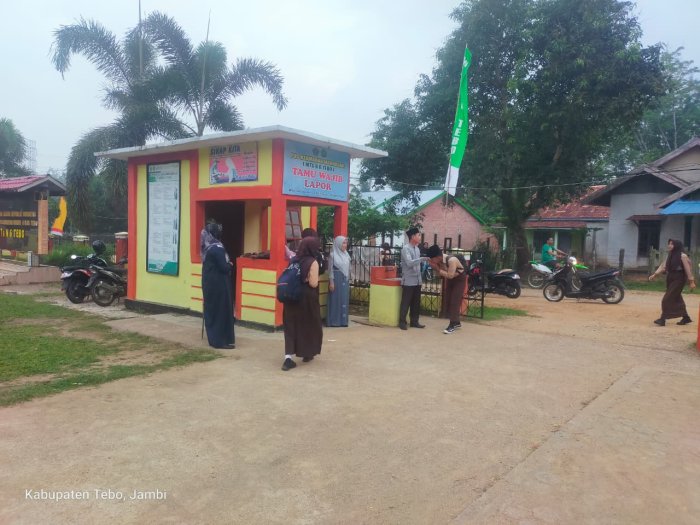 Sambut Siswa dengan Sapaan dan Senyuman, Guru Piket Jadi Teladan Kedisiplinan