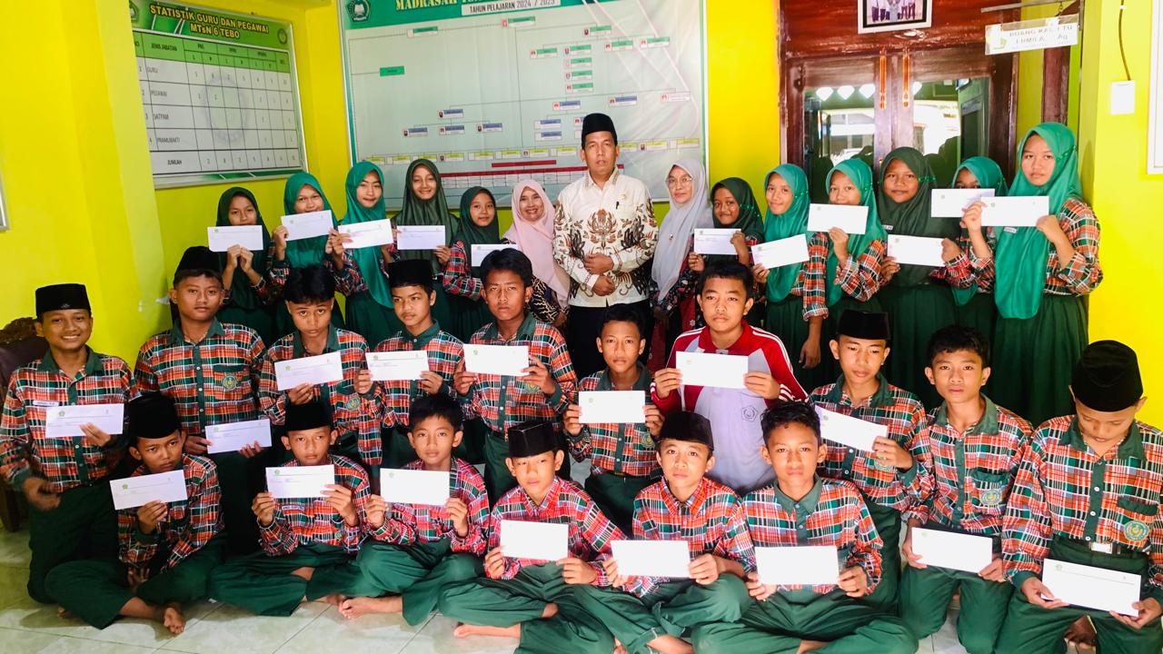 Kepala Madrasah Menyerahkan Beasiswa Baznas bagi Siswa yang Membutuhkan