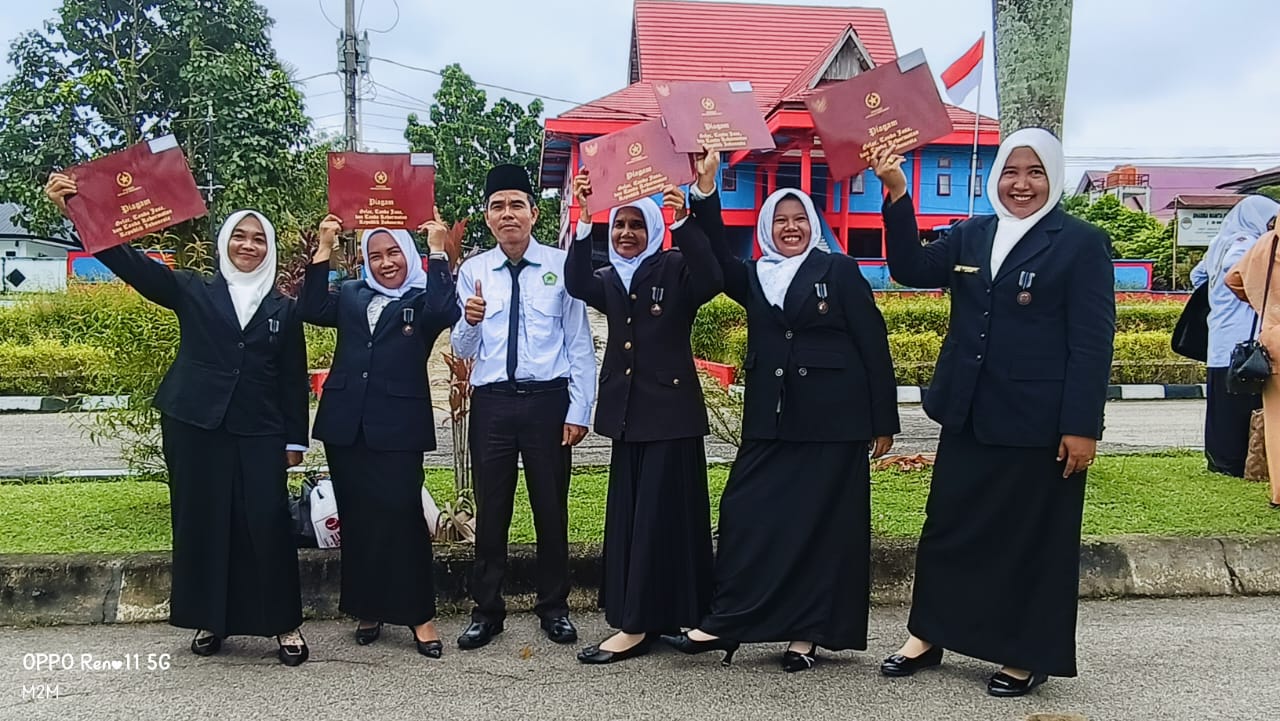Penghargaan Bergengsi: Guru MTsN 6 Tebo Terima Satya Lencana, Kepala Madrasah Berikan Ucapan Selamat