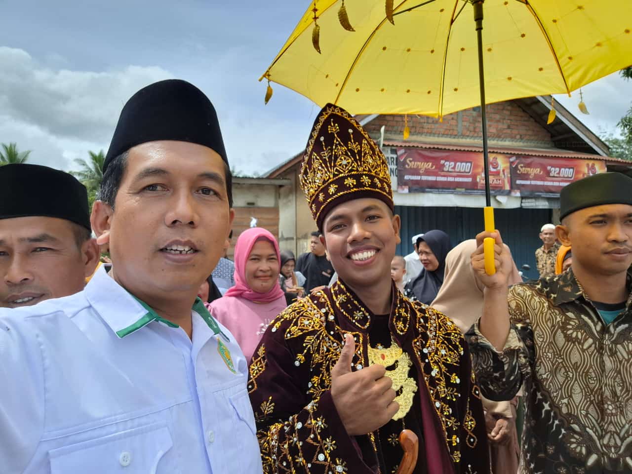 Penuh Keakraban, Keluarga Besar MTsN 6 Tebo Sambut Bahagia Pernikahan Guru