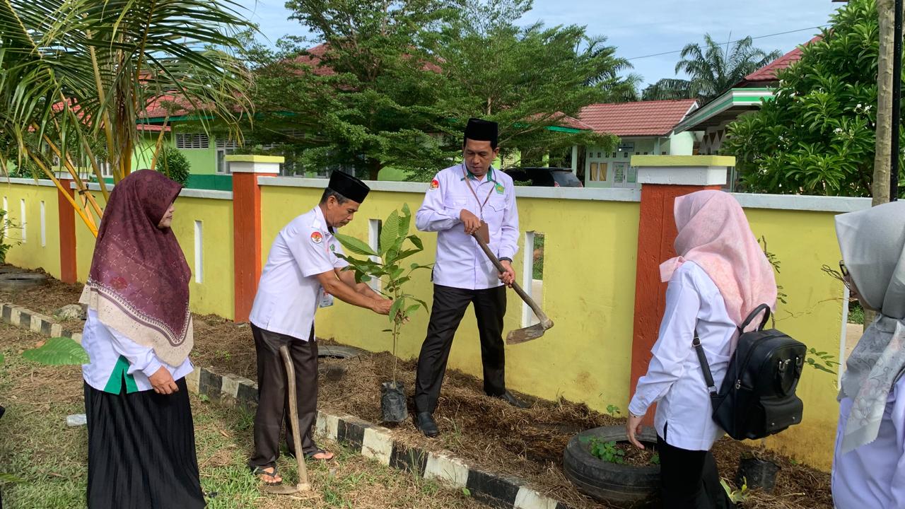 Jejak Hijau MTsN 6 Tebo di Hari Bumi: Satu Juta Matoa untuk Indonesia