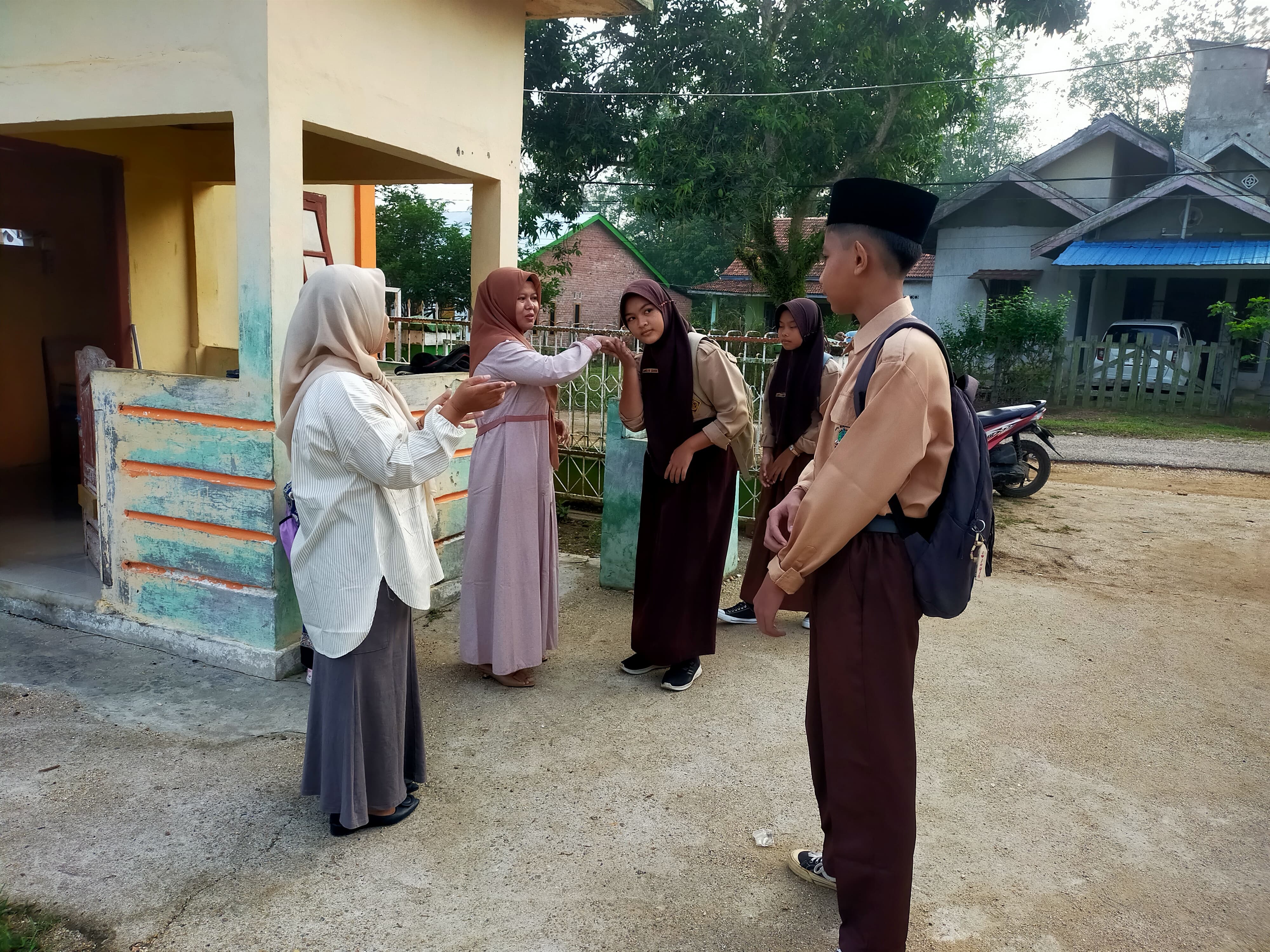 Guru Sambut Siswa Setiap Pagi di Gerbang, Ada Alasan Mengejutkan di Baliknya