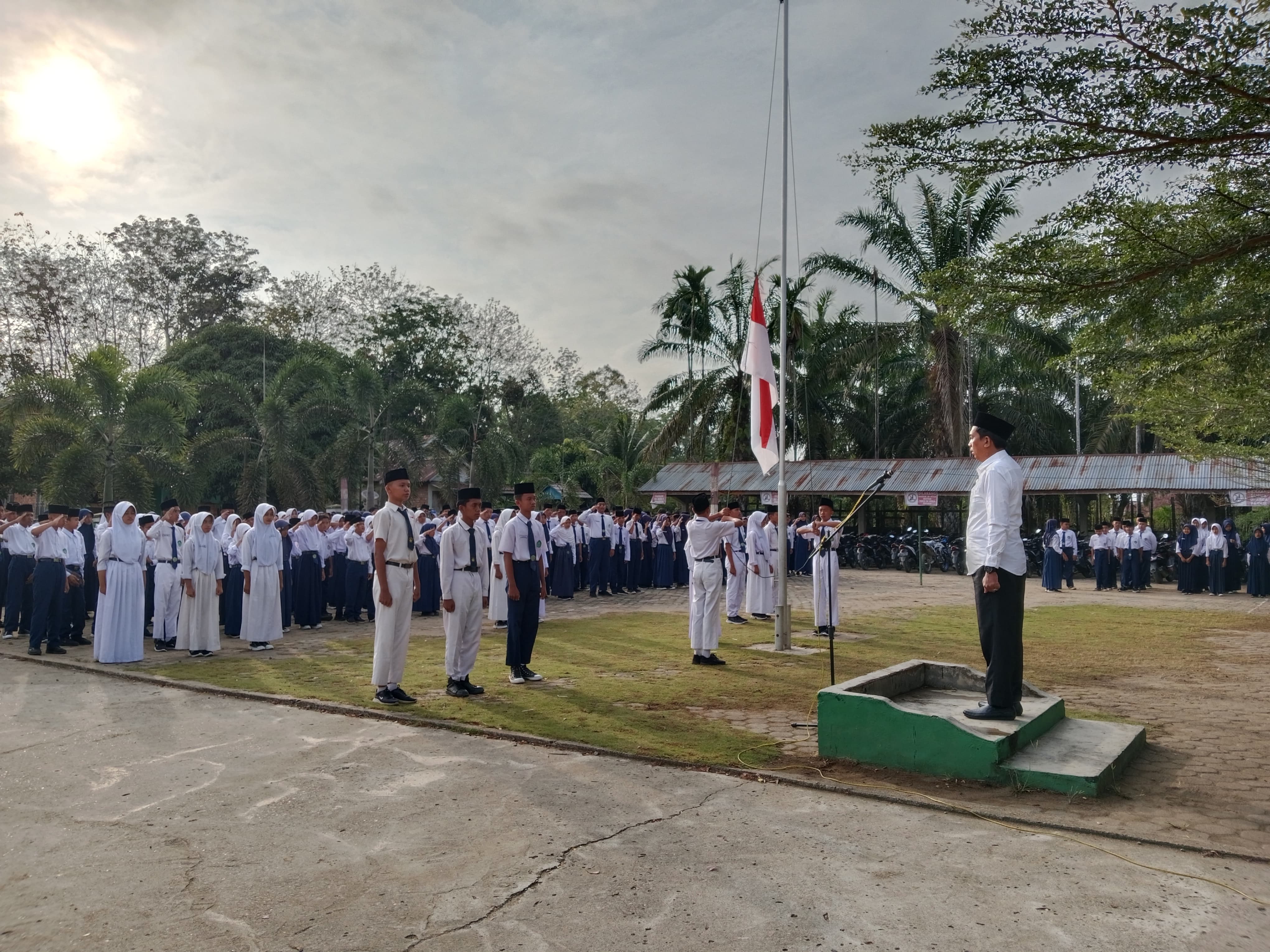 Penampilan Perdana Kepala Madrasah MTsN 6 Tebo di Upacara, Apa Amanatnya?